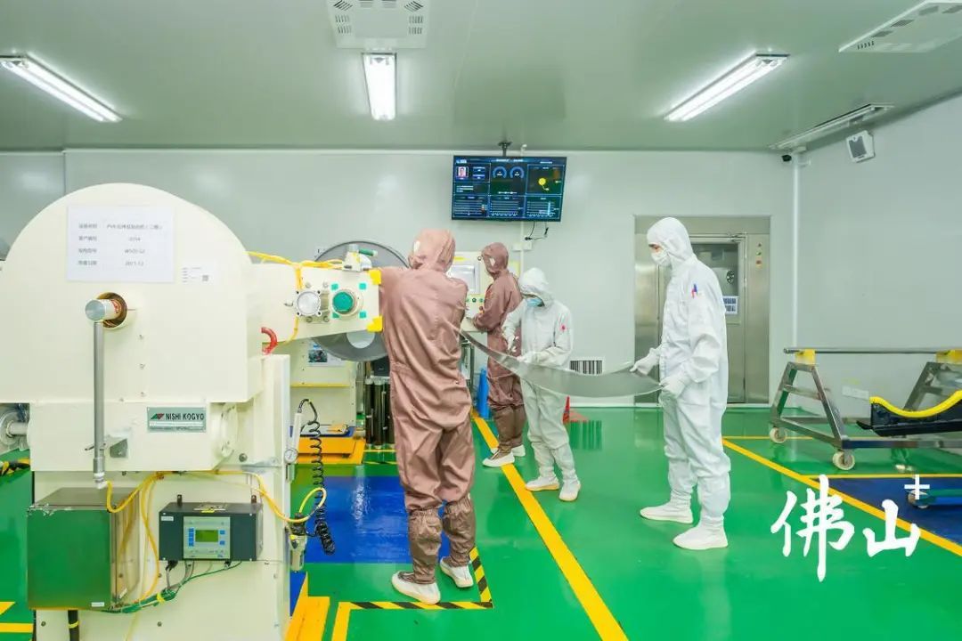 佛山纬达光电材料股份有限公司的拉伸车间内,工作人员正在操作设备,进行膜的拉伸作业。 佛山纬达光电材料股份有限公司的拉伸车间内,工作人员正在操作设备,进行膜的拉伸作业。