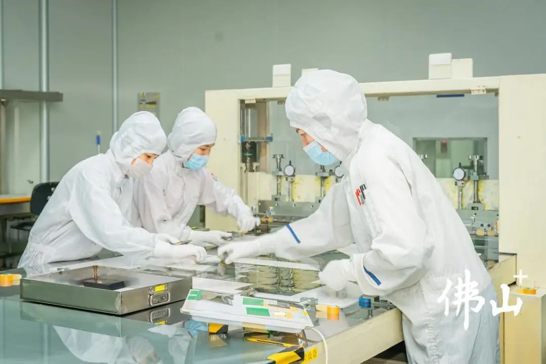 佛山纬达光电材料股份有限公司的裁切车间内,工作人员正在根据产品尺寸要求进行切割作业。 佛山纬达光电材料股份有限公司的裁切车间内,工作人员正在根据产品尺寸要求进行切割作业。