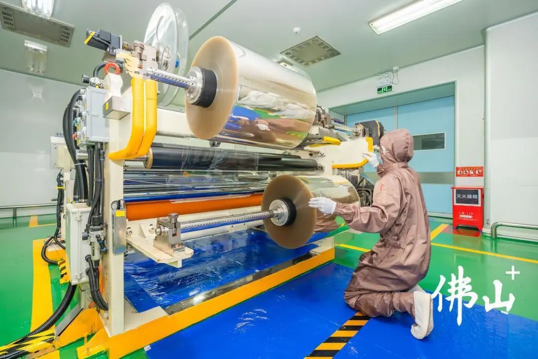 佛山纬达光电材料股份有限公司的生产车间内,工作人员正在对原材料进行检查。 佛山纬达光电材料股份有限公司的生产车间内,工作人员正在对原材料进行检查。