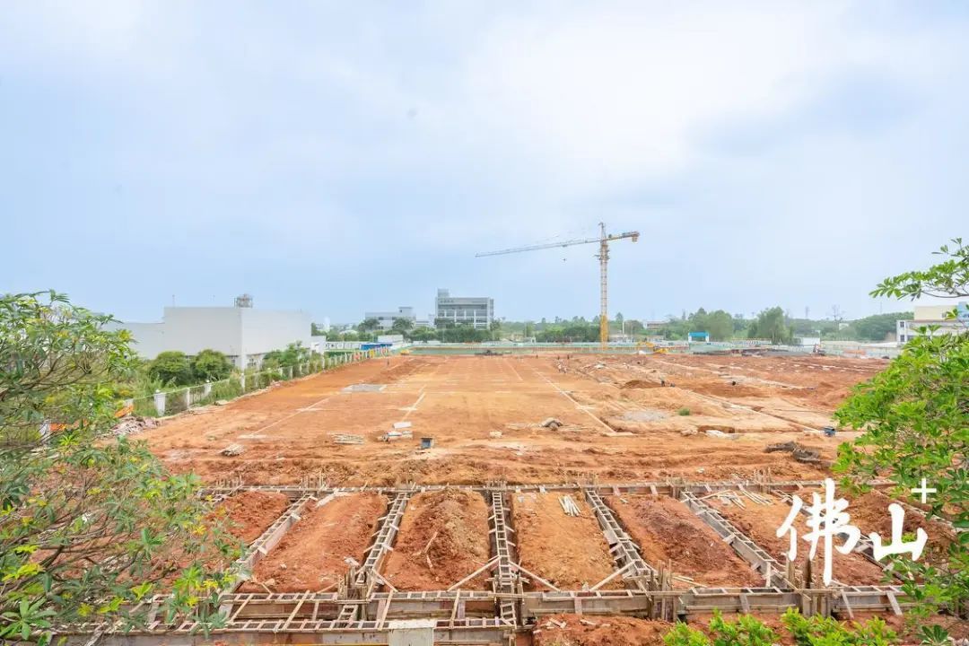 2023年4月13日,佛山纬达光电材料股份有限公司三期的厂房正在如火如荼地建设之中,目前已完成土地平整等工作。 2023年4月13日,佛山纬达光电材料股份有限公司三期的厂房正在如火如荼地建设之中,目前已完成土地平整等工作。