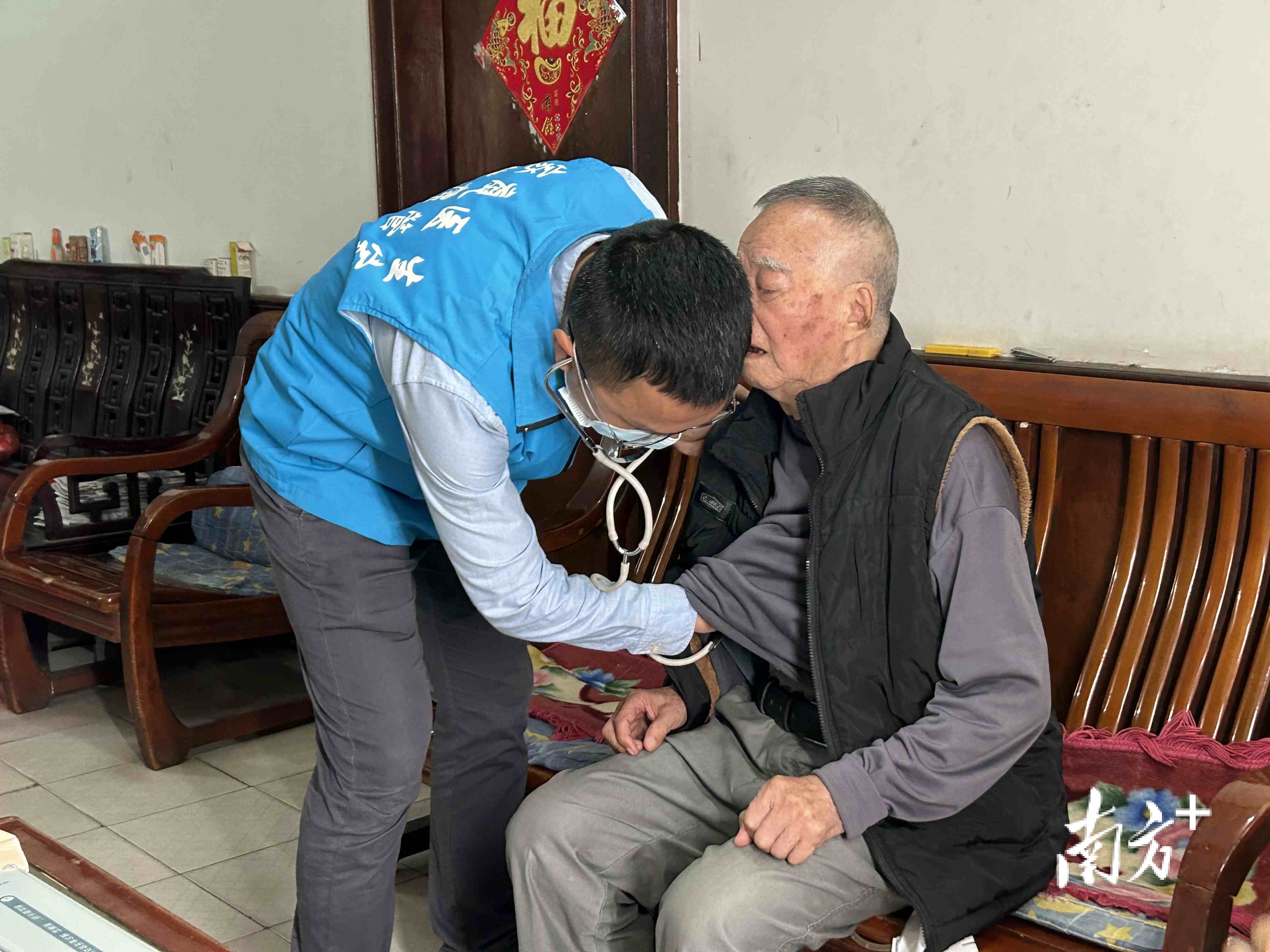 三水124个团队活跃在最基层当好群众健康守门人。魏英 摄
