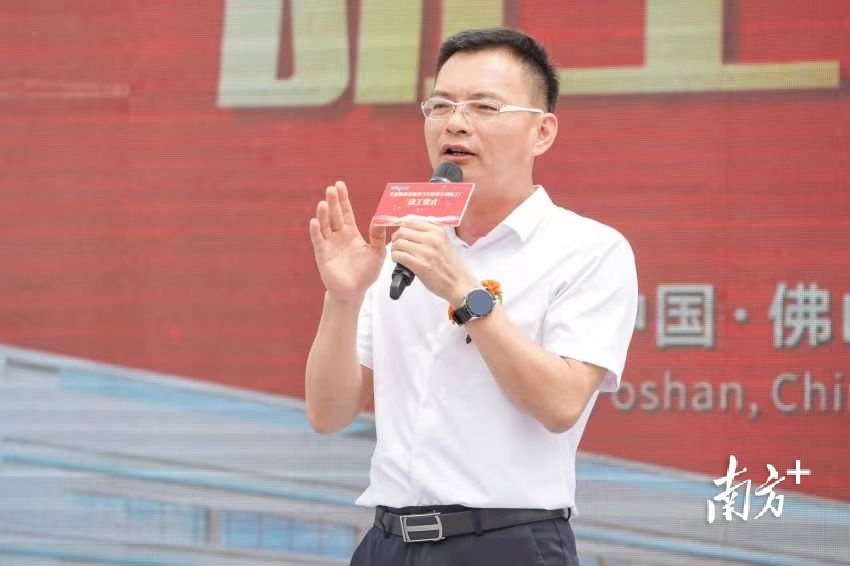 里水镇党委书记黄伟明。