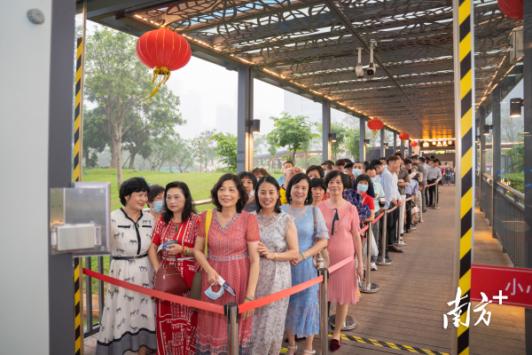 市民排队等待登船中。