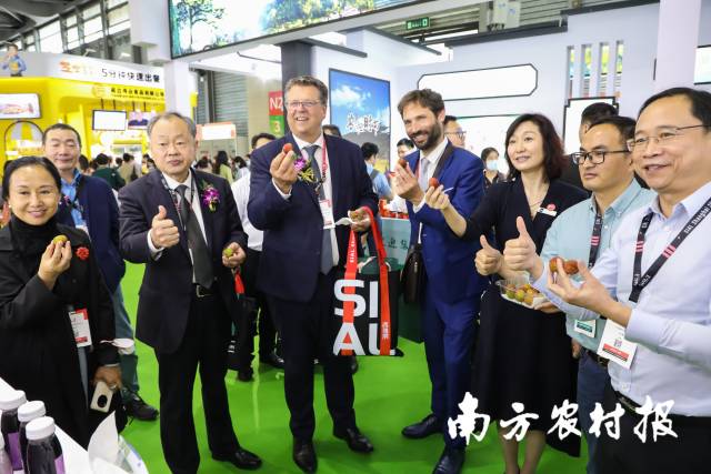 农业农村部对外经济合作中心副主任李志平、SIAL集团CEO Nicolas Trentesaux、中国商业联合会会长姜明、北京爱博西雅展览有限公司董事总经理李悦等一行来到广东荔枝展位，现场品鉴广东荔枝。