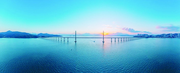 惠州海湾大桥催生坐船看桥旅游项目。