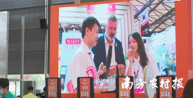 西雅展上，会场大屏播放2021年向外国友商推介广东荔枝视频。