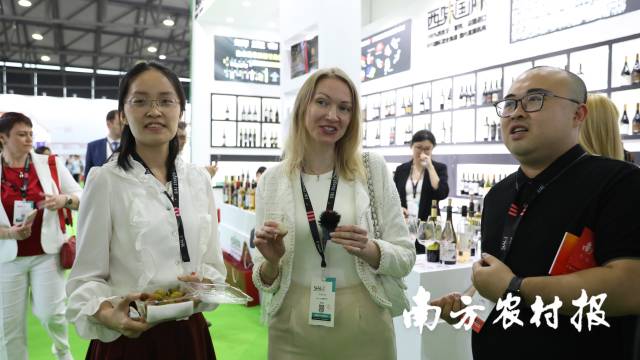 国外友人现场品荔枝。