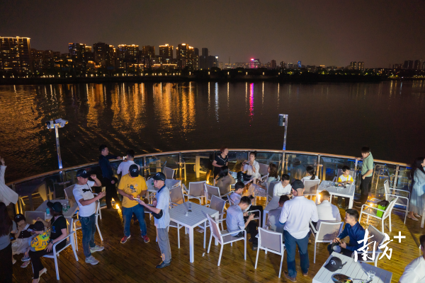 佛山首艘大型纯电动游船“三龙湾2号”首航。