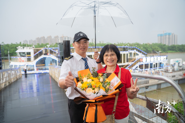 船长为首位登船市民献上鲜花。