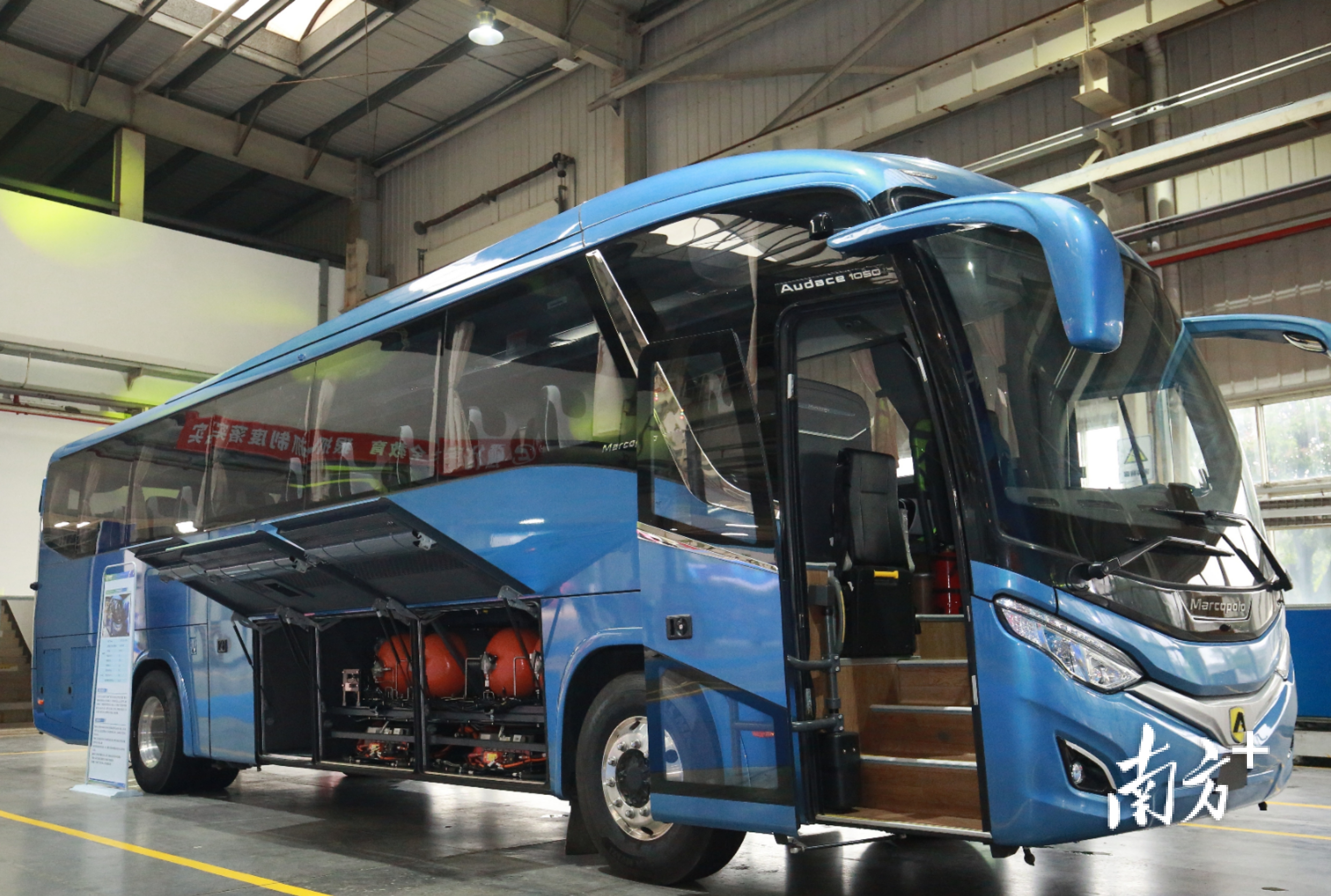 飞驰汽车在里水下线。