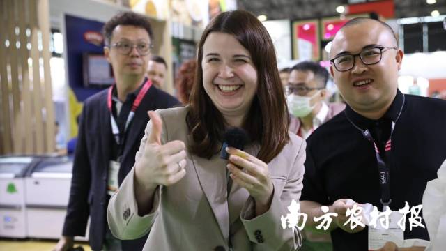 国外友人点赞广东荔枝。