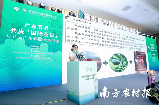 江门市喜双逢农业科技有限公司负责人李锦嫦推介由鹤山红茶与新会柑制成的鹤山柑红茶。
