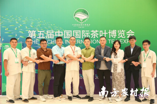 柏塘山茶签约代表合影。