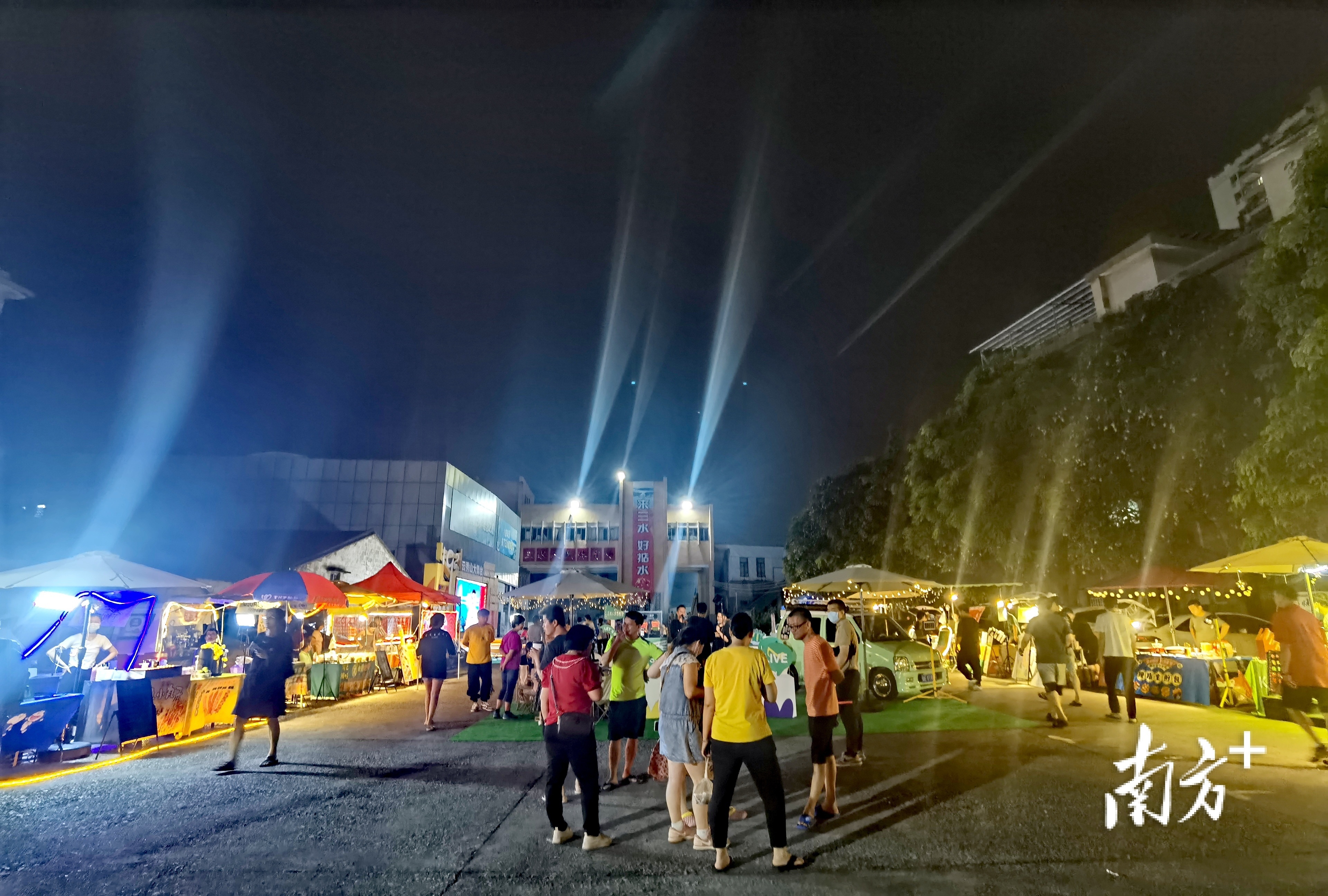 当晚，2023年中冠联赛（佛山赛区）美食嘉年华将同步启动， 南方+ 张秀蓝 拍摄