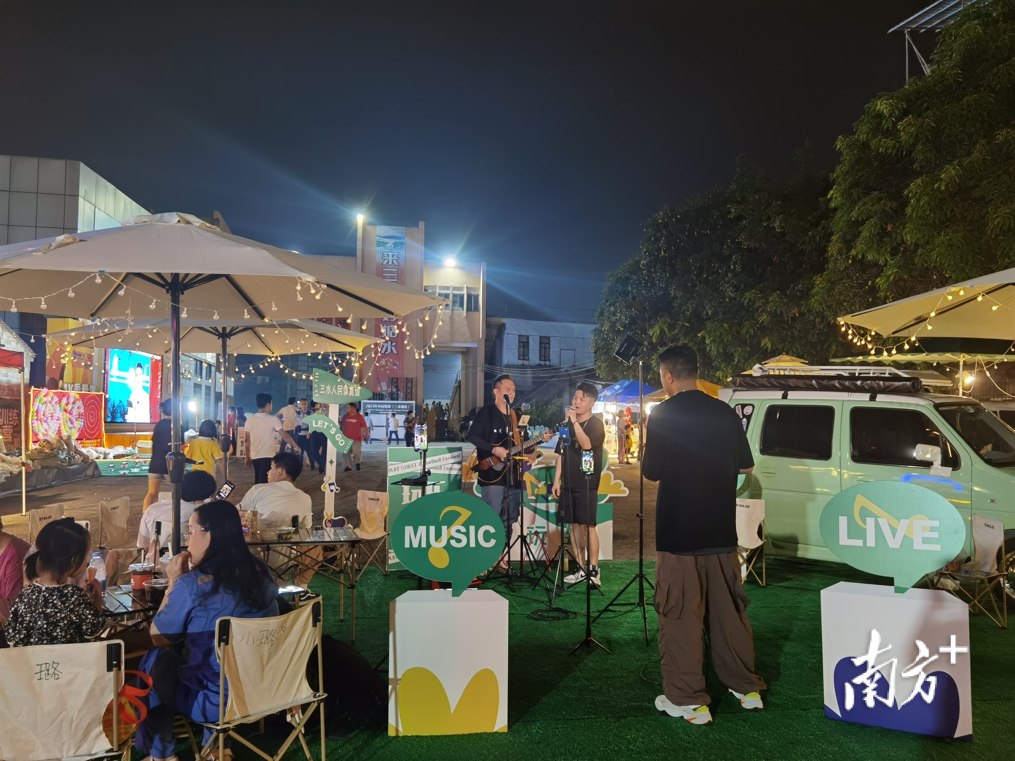 当晚，2023年中冠联赛（佛山赛区）美食嘉年华将同步启动。 南方+ 张秀蓝 拍摄