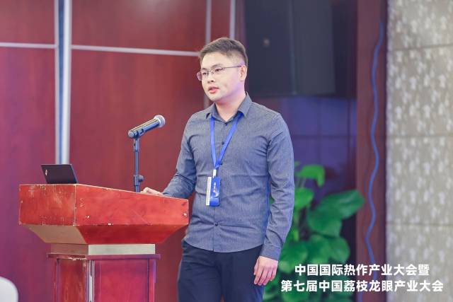 赵梓俨介绍公司创新研发的荔枝保鲜包装技术 