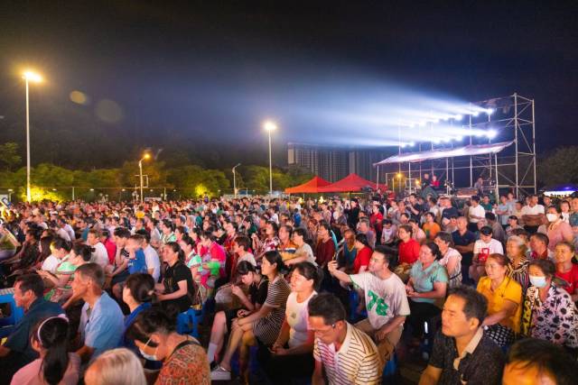 现场座无虚席，观众正在认真观看演出。