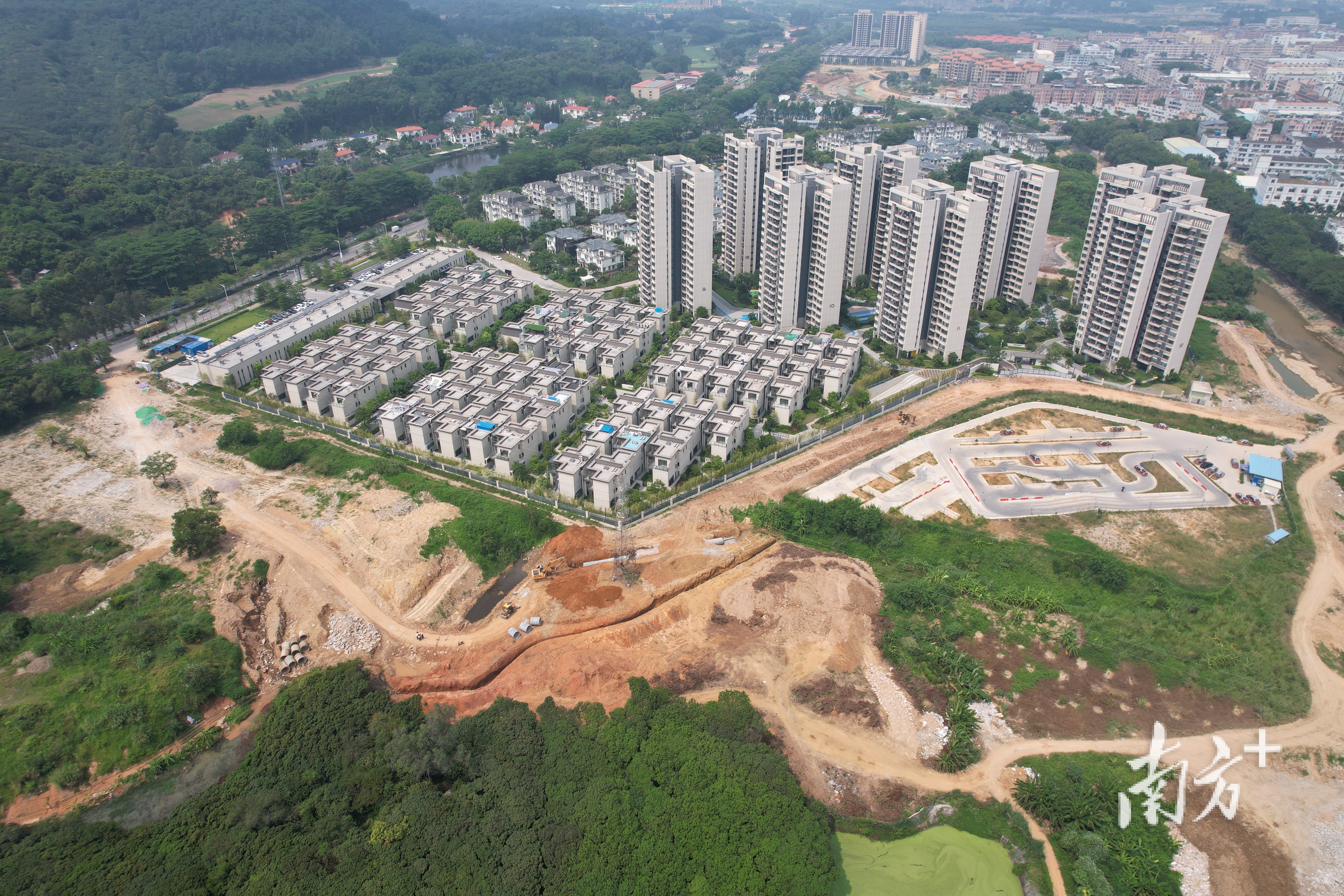 清溪镇的重要民生工程之一——梁头围街新建段道路工程建成通车，标志着清溪镇“外联内畅”立体交通体系建设进一步加快、城市品质进一步提升。