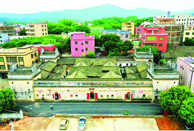 榴兆楼位于秋长街道茶园村老屋村民小组，建于清光绪年间。