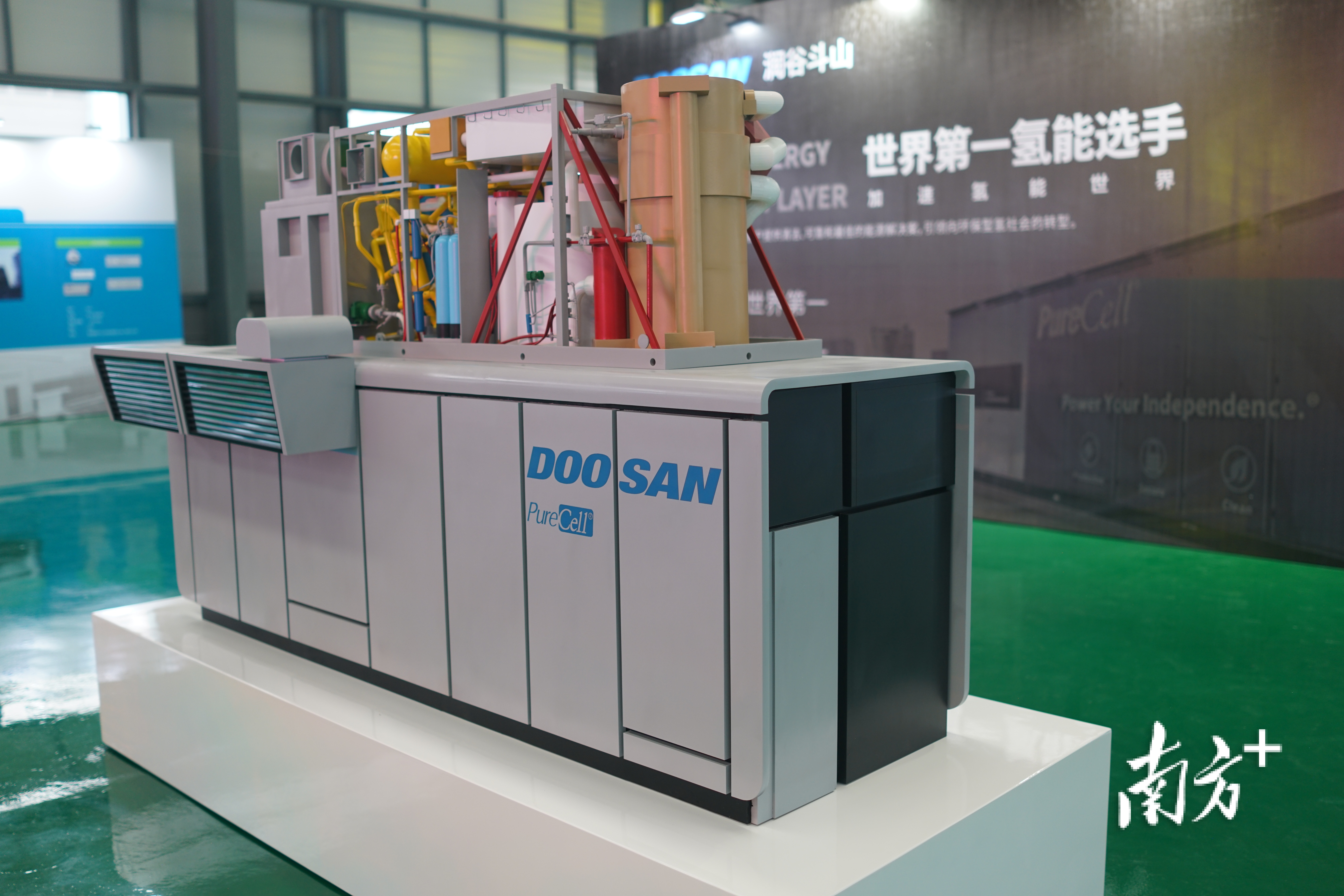 据介绍，斗山Purecell M400燃料电池热电联供系统是目前单机装机规模最大、系统自动化集成度最高以及耐久性最可靠的燃料电池分布式能源装备。图为设备模型。南方+记者林洛峰 摄