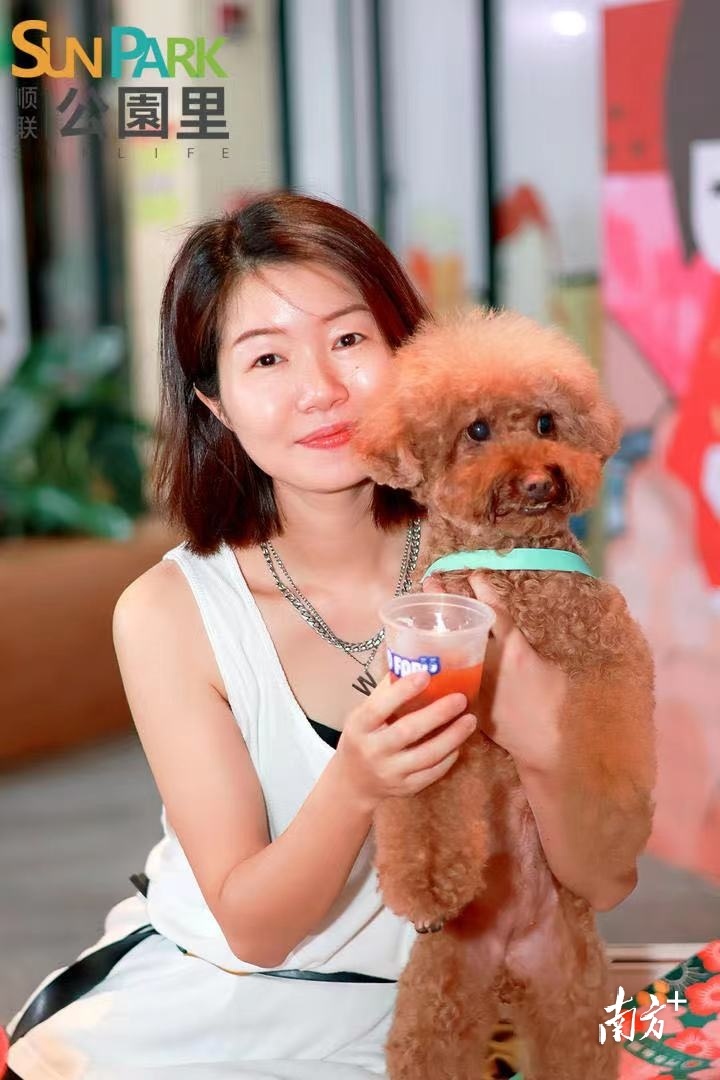 市民携爱宠打卡咖啡街。主办方供图 市民携爱宠打卡咖啡街。主办方供图