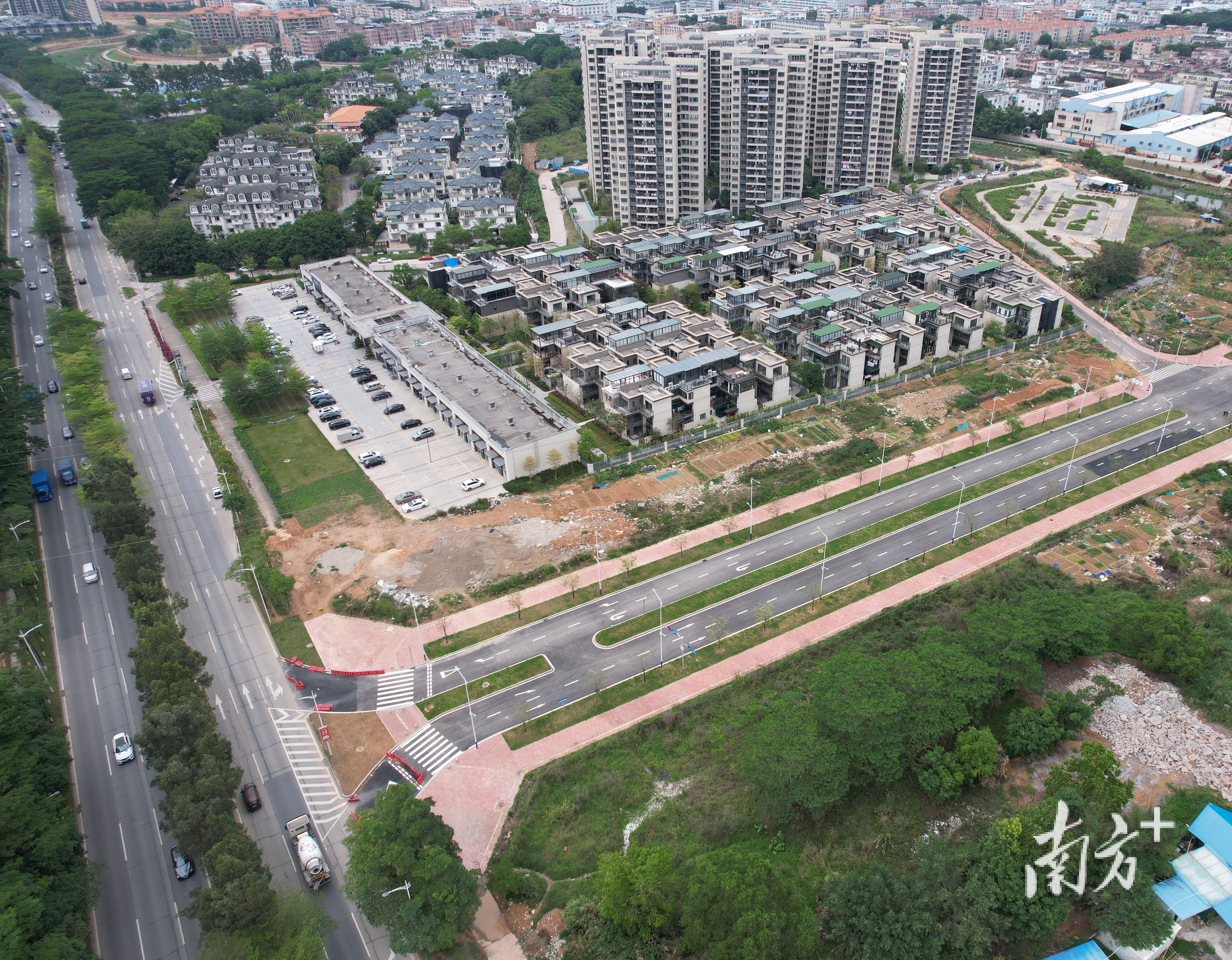 清溪镇的重要民生工程之一——梁头围街新建段道路工程建成通车，标志着清溪镇“外联内畅”立体交通体系建设进一步加快、城市品质进一步提升。