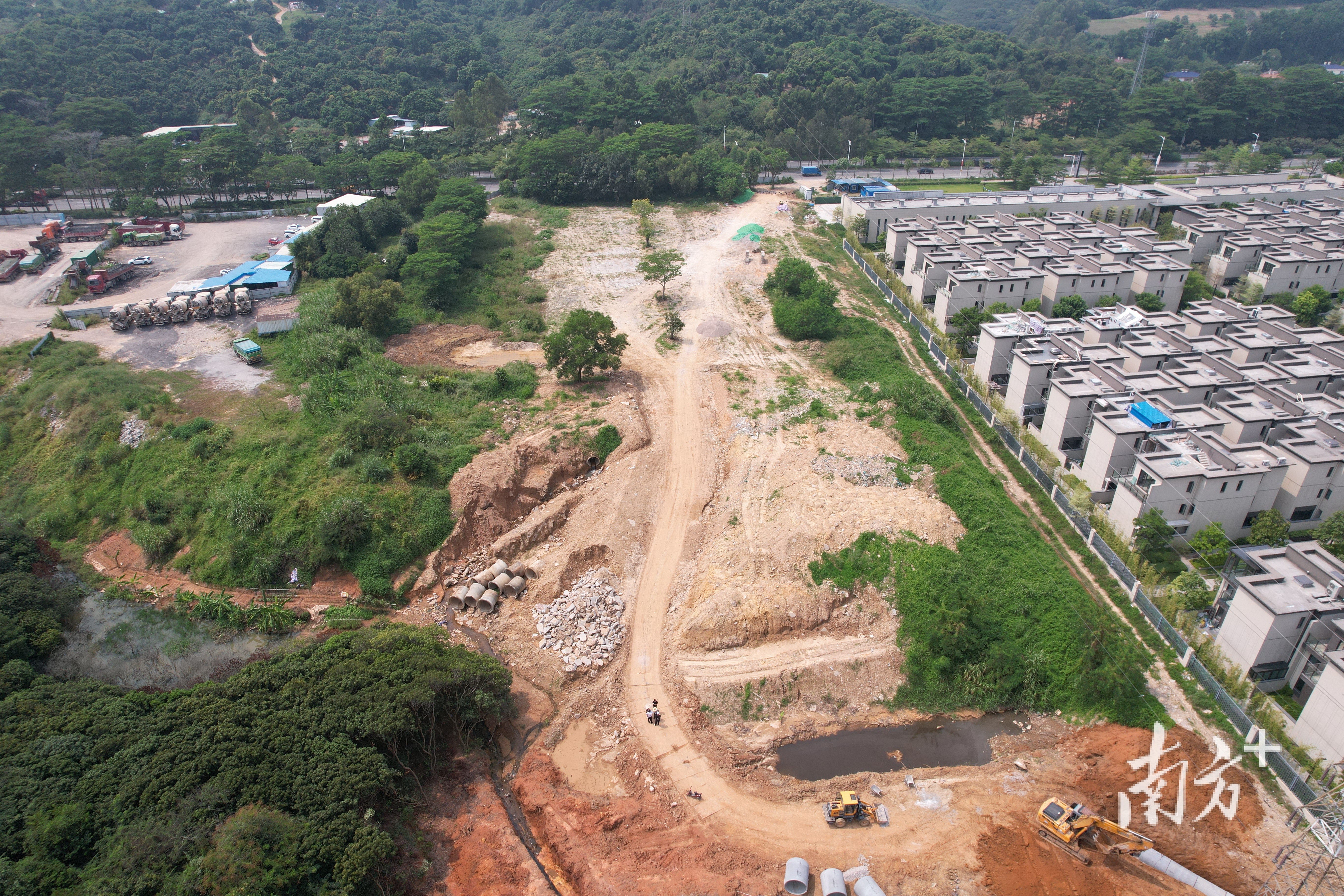 清溪镇的重要民生工程之一——梁头围街新建段道路工程建成通车，标志着清溪镇“外联内畅”立体交通体系建设进一步加快、城市品质进一步提升。