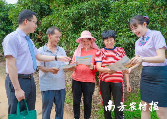 农行广东分行聚焦“农民收入”核心指标，指导组建服务乡村振兴团队日夜兼程、进村入户，为广大农户提供“融资+融智”服务。