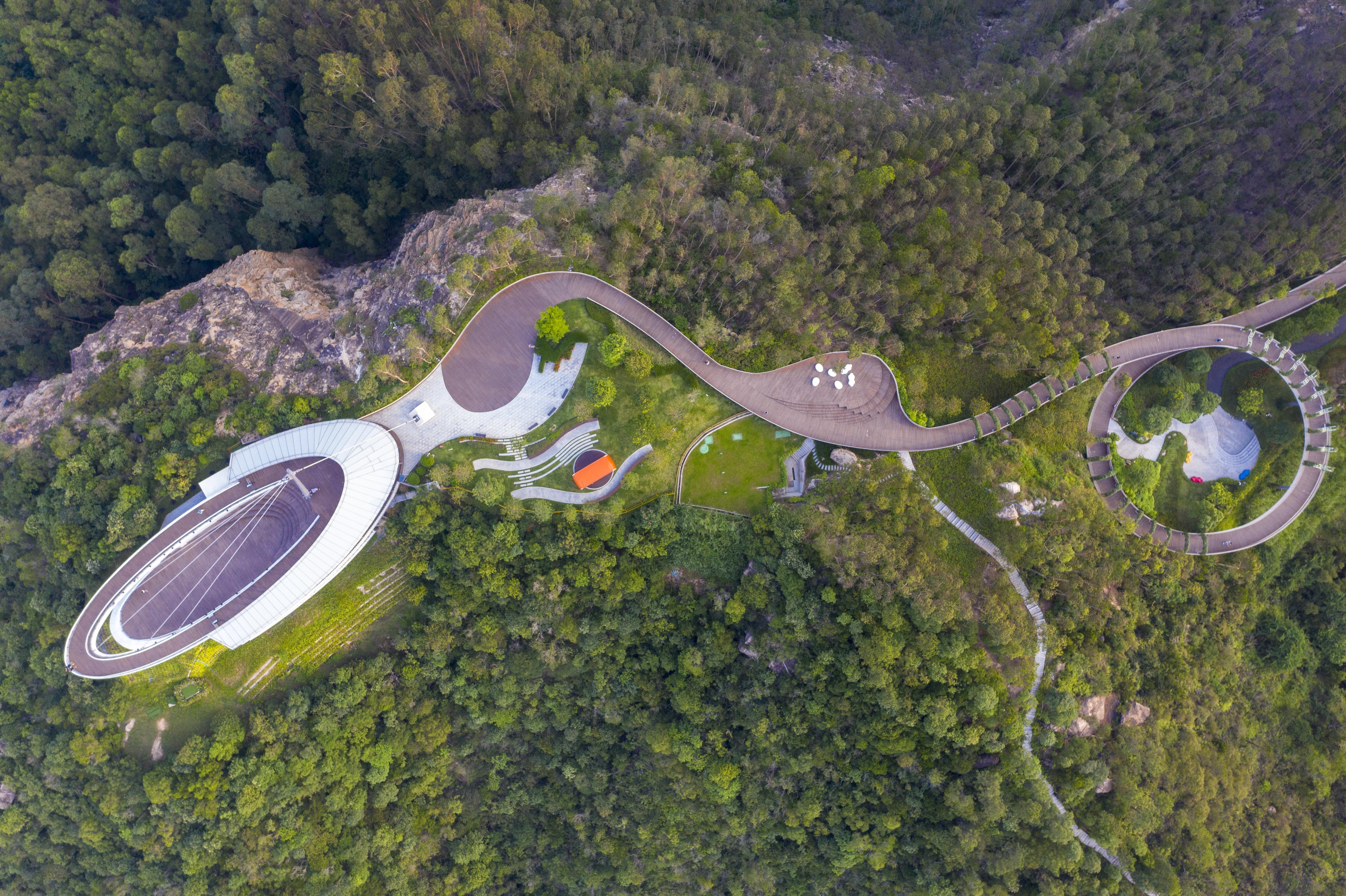 其独特的“天帆竞航”山顶观景台成为珠海又一网红打卡点，吸引不少游客前来打卡。