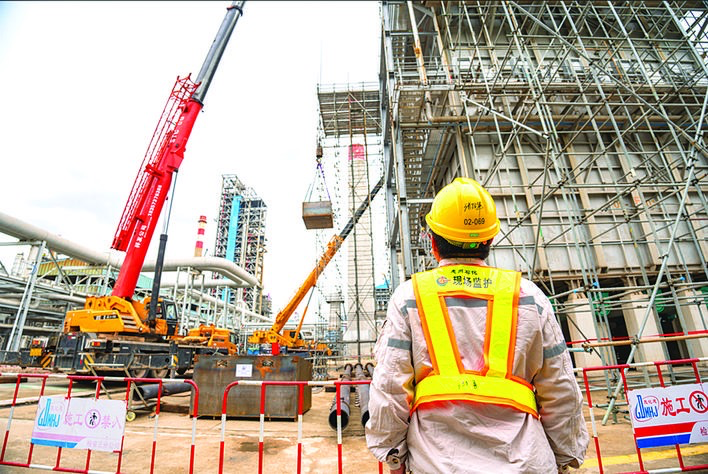 工人在检修作业。 工人在检修作业。