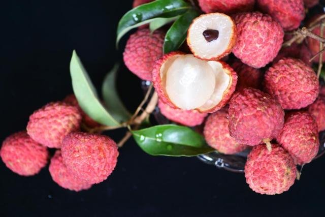 此为新鲜井岗红糯，属于晚熟荔枝品种，暂未上市