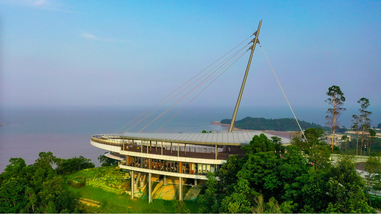 该观景台造型如同一艘远航的帆船，面朝大海，乘风破浪。