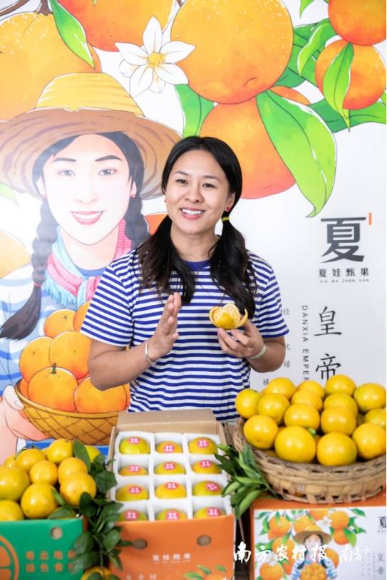 “夏娃”朱细华在直播带货。