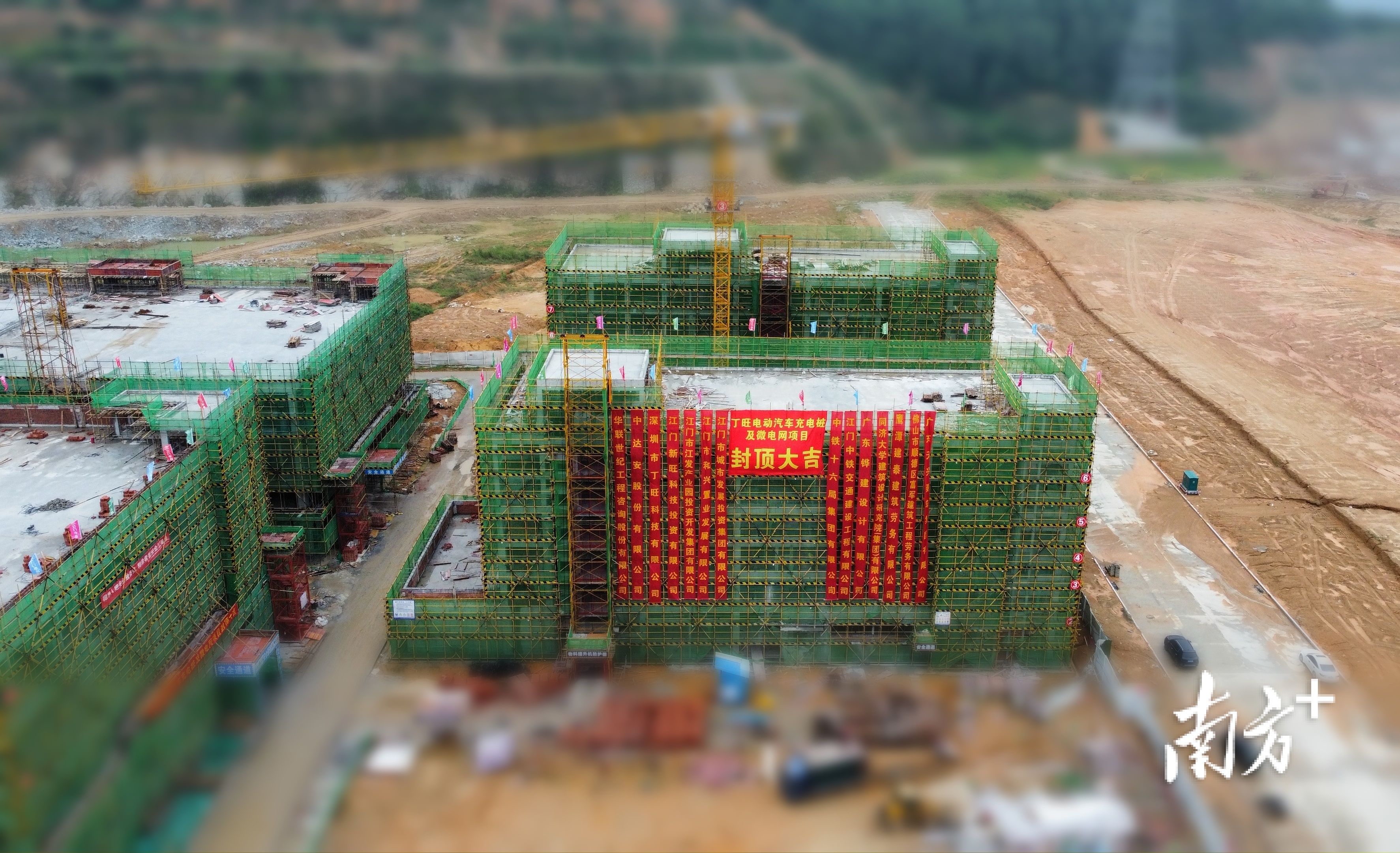 丁旺电动汽车充电桩及微电网项目主体结构全面封顶。受访单位供图