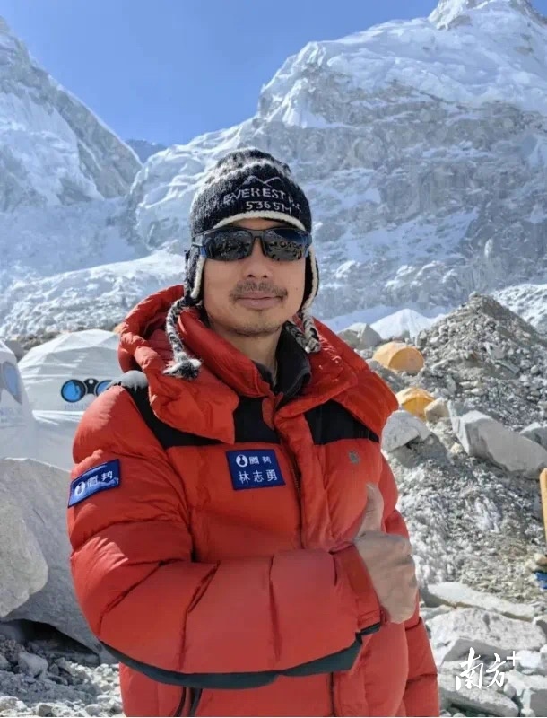 5月22日尼泊尔时间早上8点，来自东莞清溪的林志勇在8848.86米的珠穆朗玛峰顶上，展开了“中国最美小镇·清溪”的旗帜。