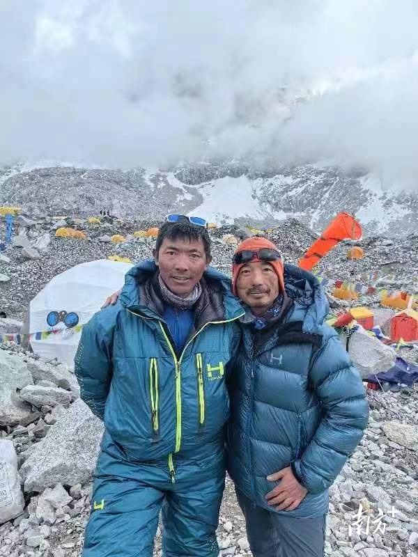 5月22日尼泊尔时间早上8点，来自东莞清溪的林志勇在8848.86米的珠穆朗玛峰顶上，展开了“中国最美小镇·清溪”的旗帜。