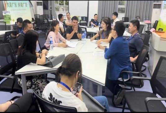 直播带货比赛前，老师对每一组学员都进行针对性辅导  