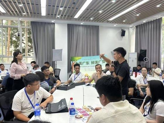 学员在课上与老师交流  