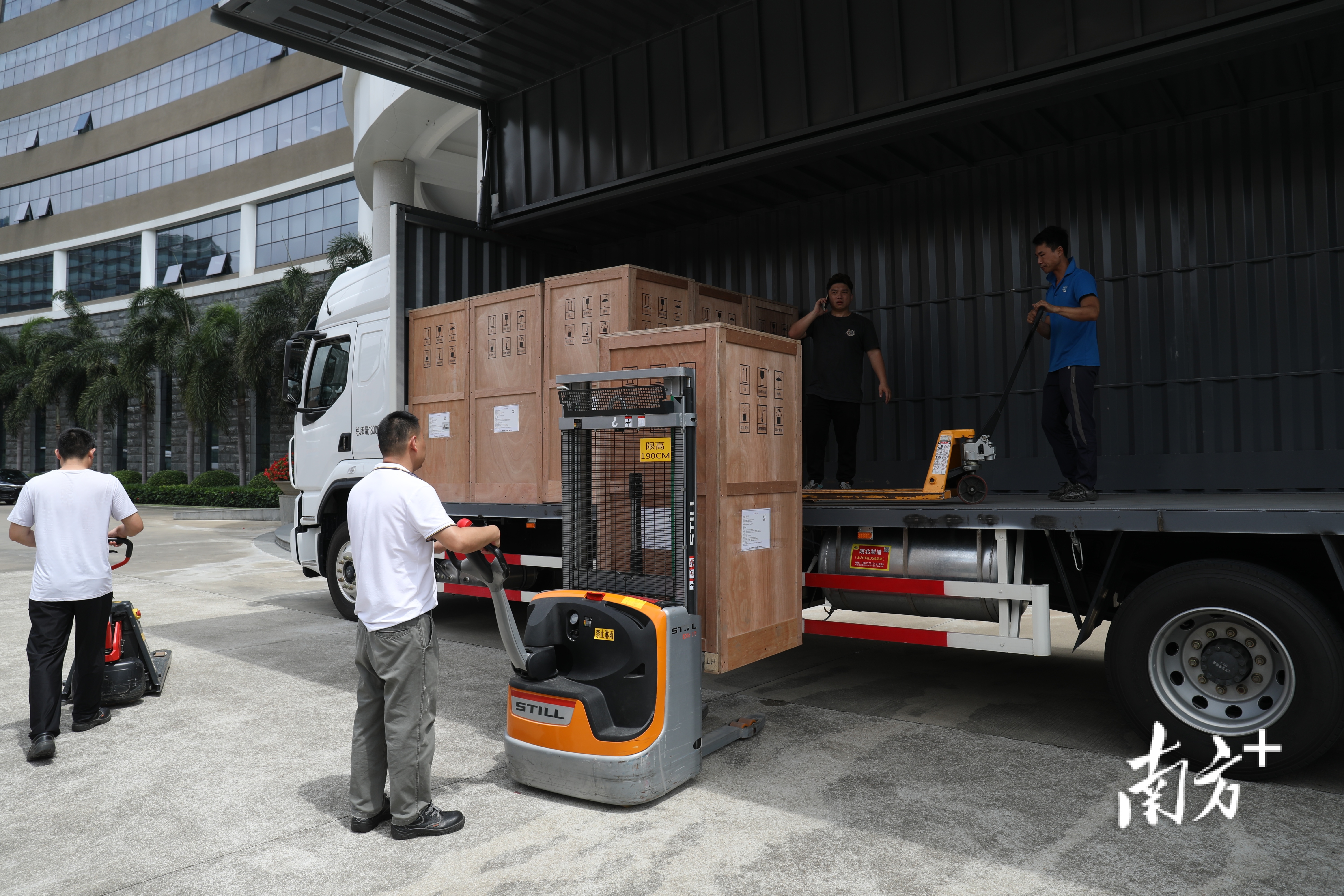 健帆医疗物资车辆发车，将跨越1000多公里抵达遵义，走进8个原国家贫困县的23家医院。