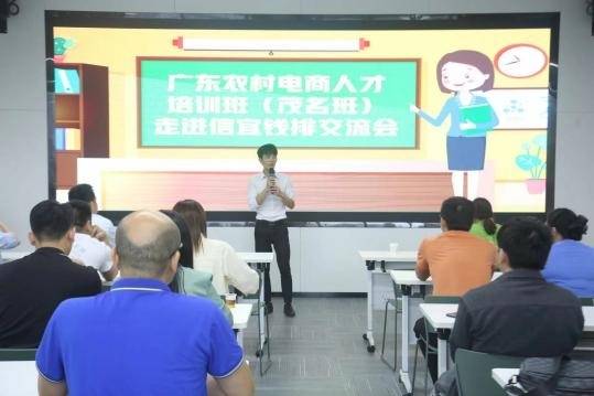 直播带货比赛后，各组选手上台发言，分享经验  