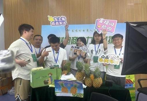 学员们在直播带货大赛中充分展示  