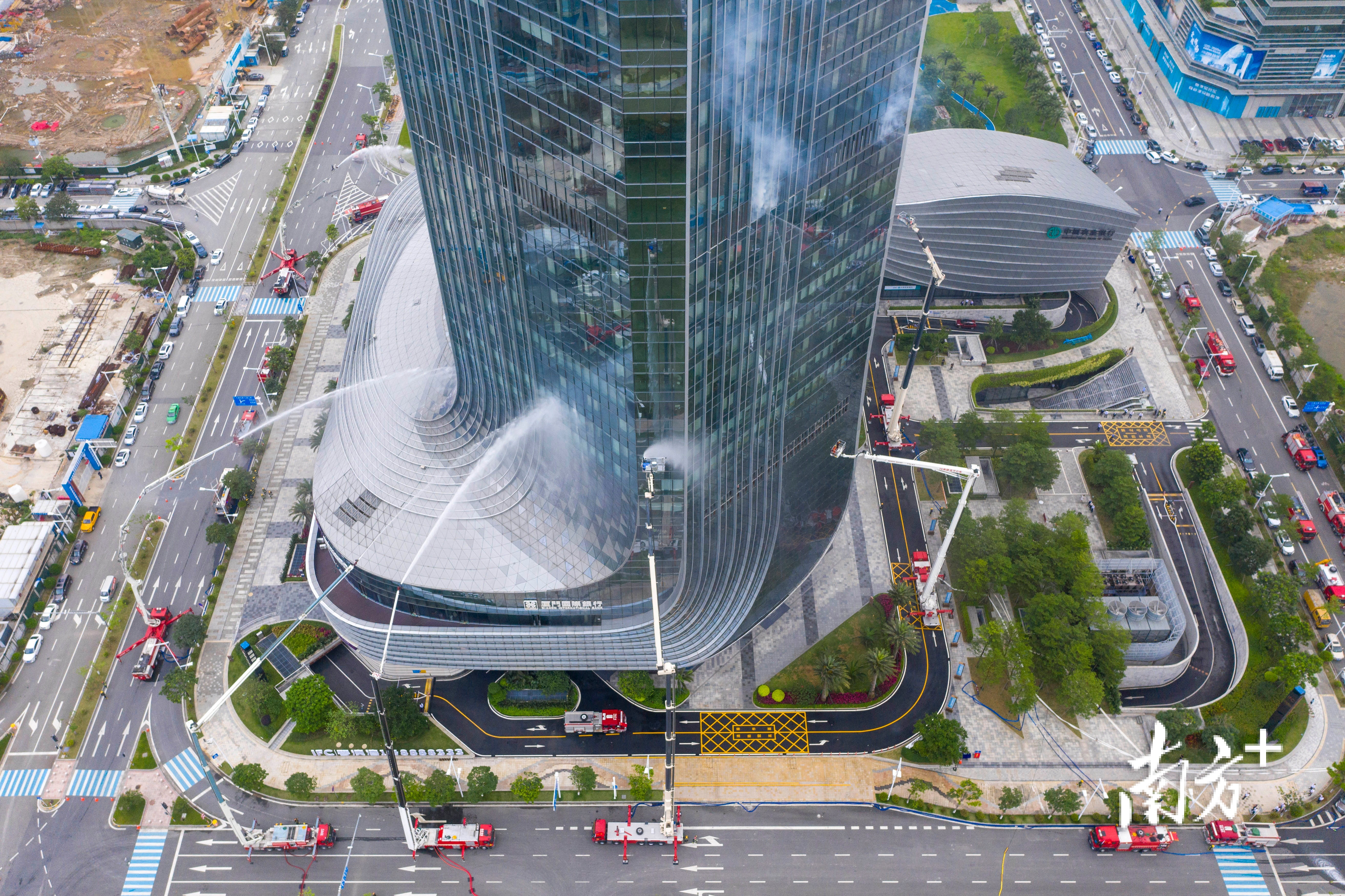 超高层建筑灭火救援实战演练。 超高层建筑灭火救援实战演练。