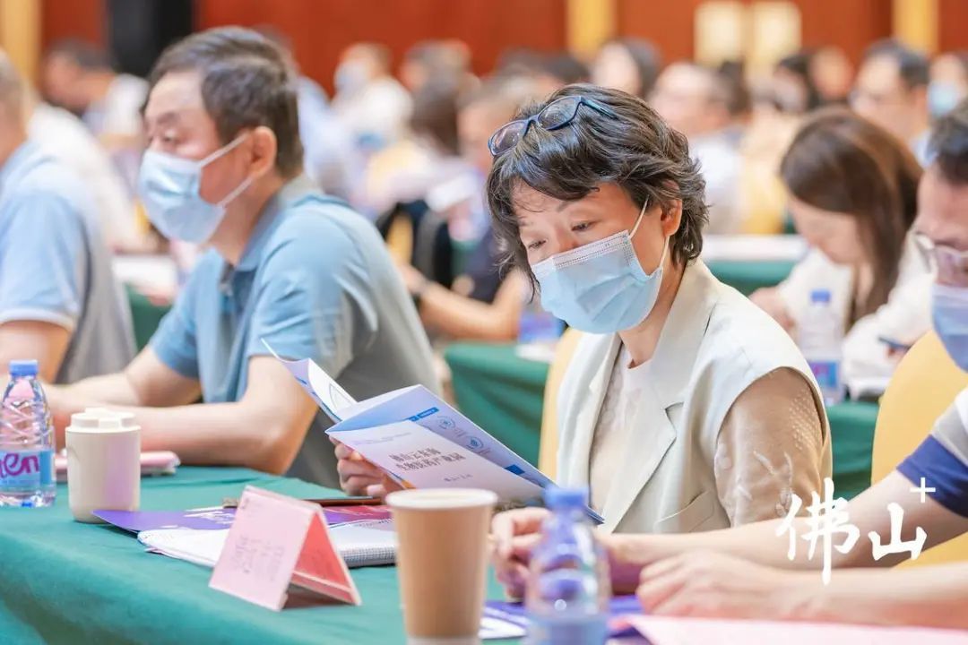 现场参会人员正在认真阅读佛山云东海生物医药产业园的介绍材料。 现场参会人员正在认真阅读佛山云东海生物医药产业园的介绍材料。