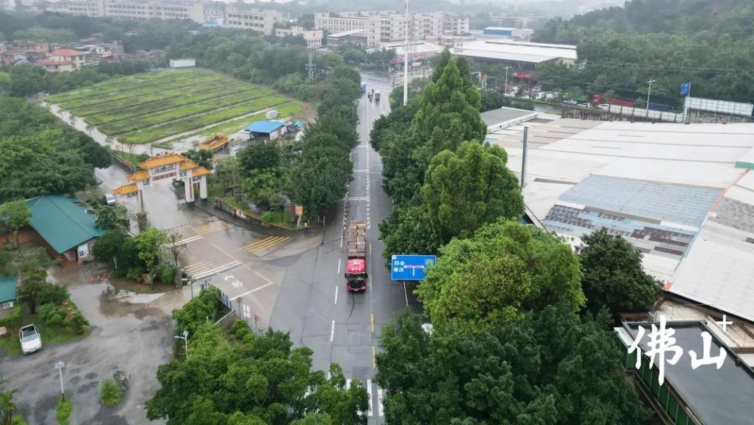 河口社区市民可通过走西黄线经过黄竹坑路口前往广海大道进入三水二桥,避开车流量密集路段。 河口社区市民可通过走西黄线经过黄竹坑路口前往广海大道进入三水二桥,避开车流量密集路段。