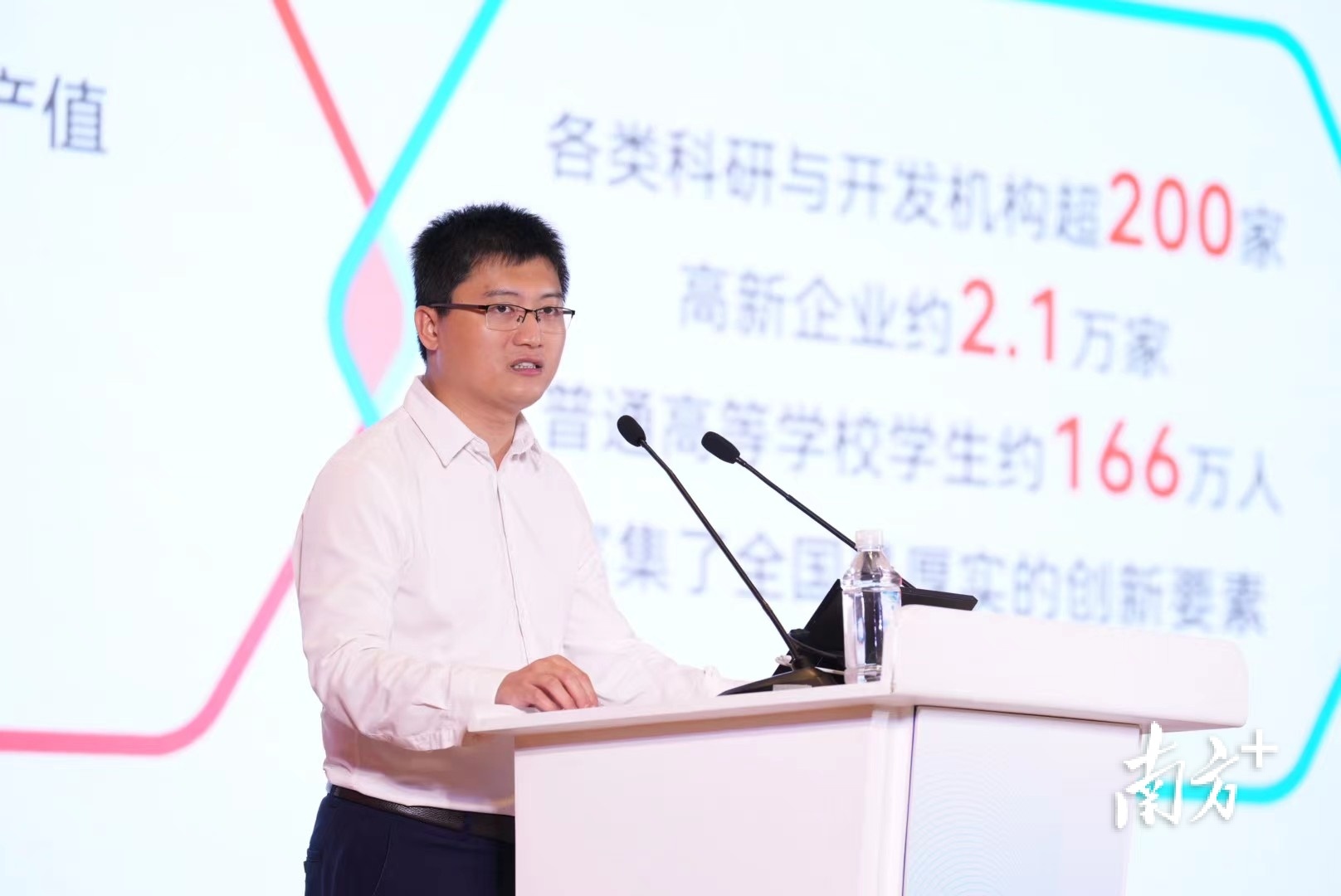 三龙湾南海片区以中央科创区（CTD）为战略定位，发布“一轴两翼三园四策千亿万亩”发展计划。&nbsp;