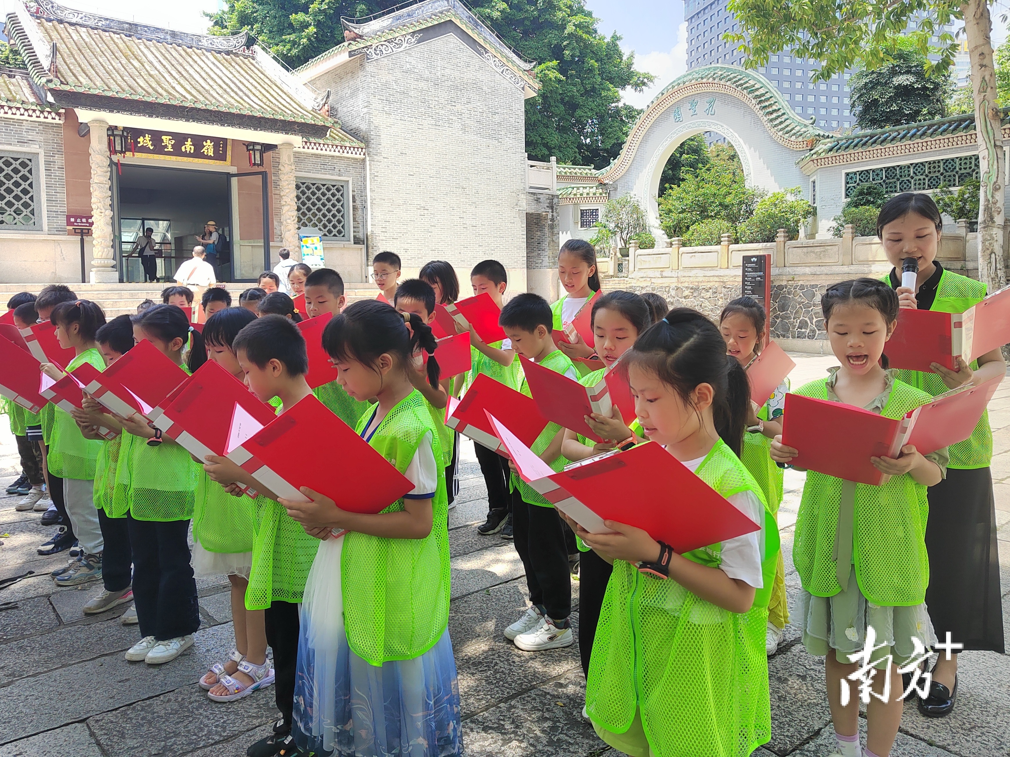 禅城小读者在诵读有关佛山祖庙的历史故事。&nbsp; &nbsp;通讯员供图