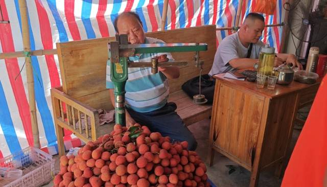 泮水塘收购点的负责人李仲海正在称重。