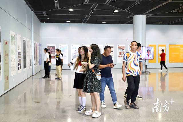 市民参观艺术文化公益活动各主题展览。