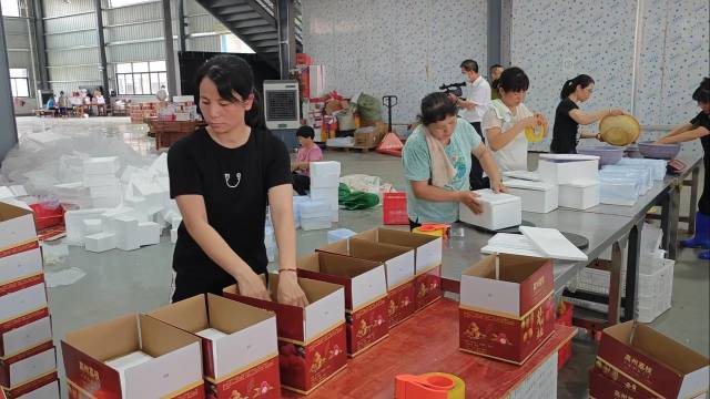 在茂名小蜂嗡嗡电子商务有限公司车间里，工人们也在紧张地打包封装。