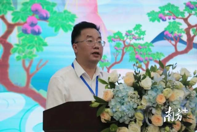  信宜市委副书记、市长李龙飞